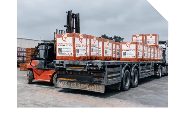 Déchargement et stockage des briques Ceramica de Tétouan